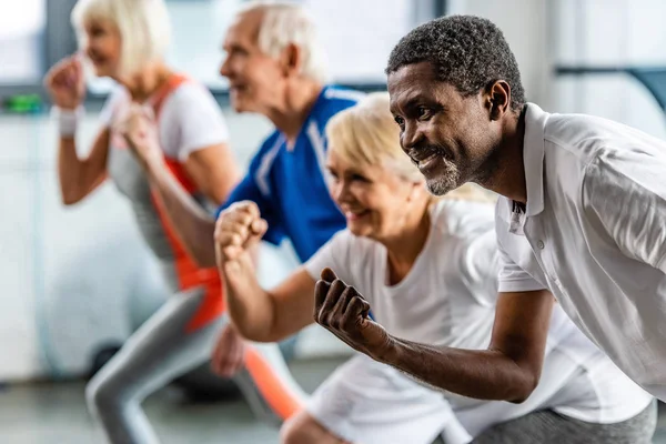Happy African American Sportsman Synchronous Exercising Friends Sports Hall — Stock Photo, Image