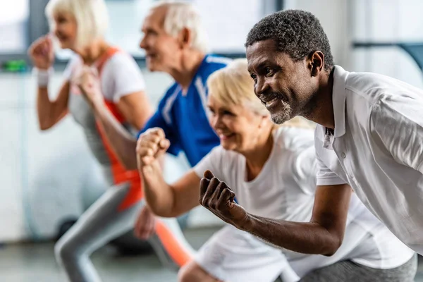 Feliz Esportista Afro Americano Síncrono Exercitando Com Amigos Sala Esportes — Fotografia de Stock