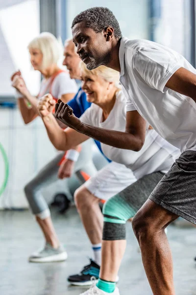 Foco Seletivo Atleta Afro Americano Síncrono Exercitando Com Amigos Sala — Fotografia de Stock