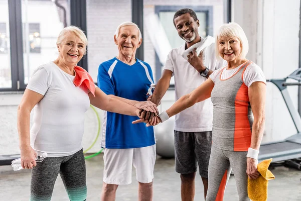 Feliz Sénior Multiculutral Amigos Poniendo Manos Juntas Pabellón Deportes — Foto de Stock