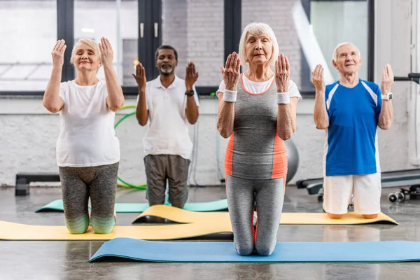 Deportistas Multiculturales Senior Ejercicio Síncrono Colchonetas Fitness Gimnasio — Foto de Stock