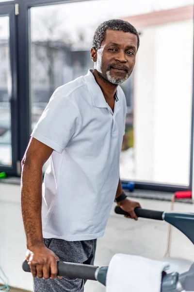 Selectieve Aandacht Van Middelste Leeftijd Afro Amerikaanse Man Loopband Sportschool — Stockfoto