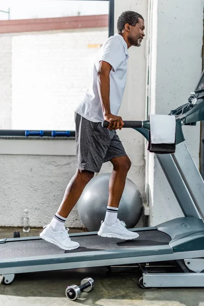 Sidovy Afrikanska Amerikansk Man Kör Löpband Gym — Stockfoto