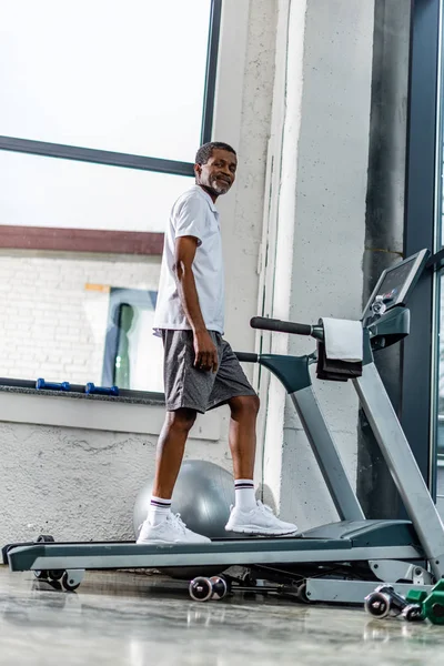 Låg Vinkel Syn Leende Afroamerikanska Man Tränar Löpband Gym — Stockfoto