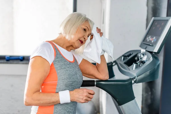 Deportista Senior Limpiando Por Toalla Descansando Cerca Cinta Correr Gimnasio — Foto de Stock