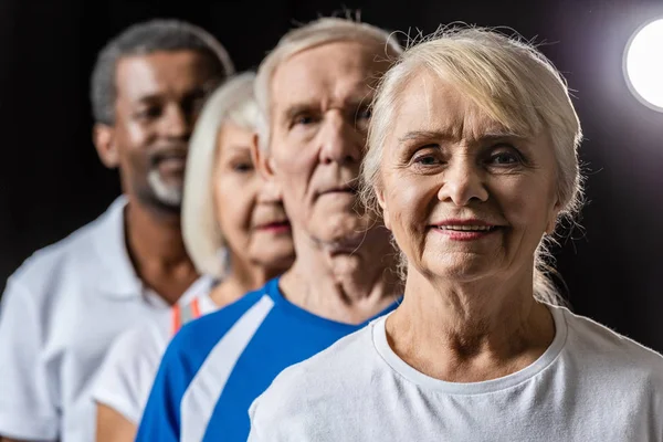 Selektiv Fokus För Senior Kvinna Och Hennes Vänner Tittar Kameran — Stockfoto