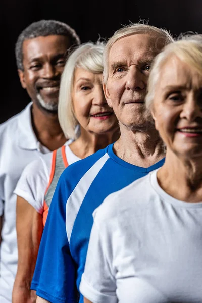 Glad Mångkulturella Senior Idrottare Stående Isolerade Svart — Stockfoto