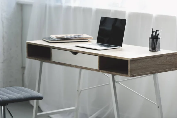 Portátil Con Pantalla Blanco Escritorio Madera Lugar Trabajo — Foto de Stock