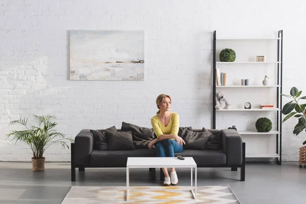 kanepede oturan ve uzakta ev arıyorum güzel kadın