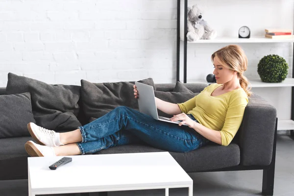 Sidovy Vacker Kvinna Använder Laptop Soffan — Stockfoto