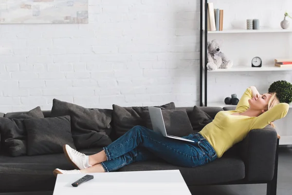 Side View Happy Relaxed Woman Lying Laptop Couch — Stock Photo, Image