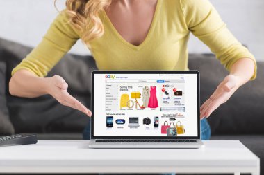 ebay Web sitesi ile dizüstü bilgisayar ekranında gösterilen kadın görüntüsünü kırpılmış 