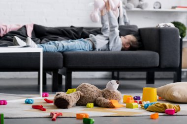 oyuncaklar halı ve koltuk yatan çocuk 
