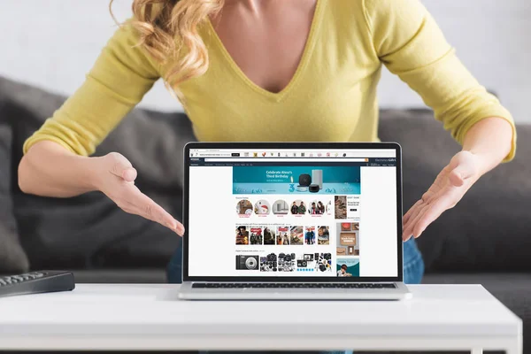 Обрізаний Знімок Жінка Показуючи Ноутбук Amazon Сайт Екрані — стокове фото