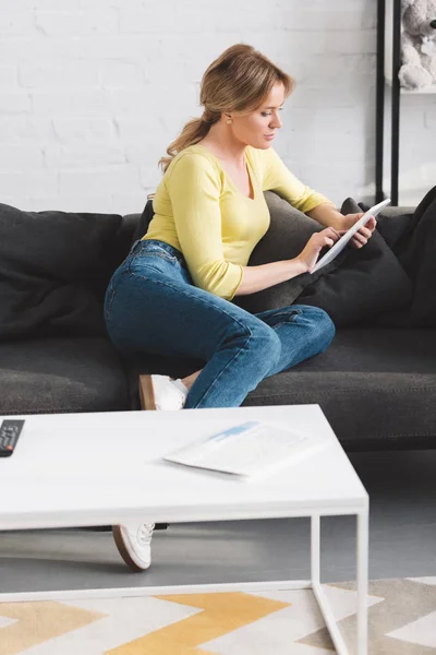 Όμορφη Γυναίκα Κάθεται Στον Καναπέ Και Χρησιμοποιώντας Ψηφιακό Tablet Στο — Φωτογραφία Αρχείου