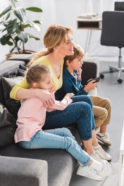 Hoge Hoekmening Van Moeder Kinderen Met Afstandsbediening Zit Sofa Kijken — Stockfoto