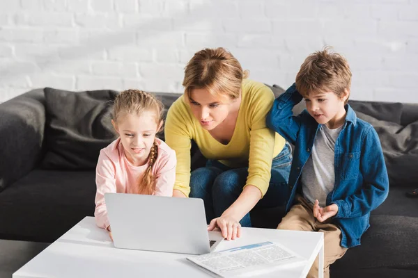 Mutter Mit Entzückenden Kindern Mit Laptop Hause — Stockfoto