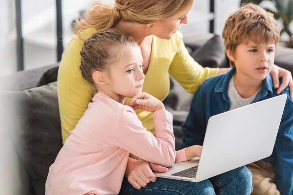 Mãe Com Crianças Adoráveis Usando Laptop Juntos Casa — Fotografia de Stock