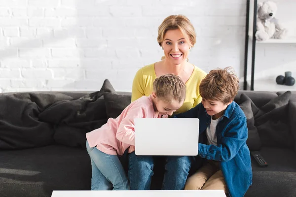 Boldog Anya Mosolyog Fényképezőgép Rövid Idő Használ Laptop Otthon Gyerekekkel — Stock Fotó