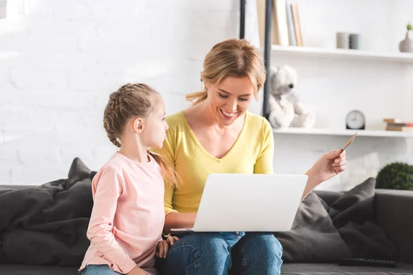 Feliz Madre Con Tarjeta Crédito Uso Computadora Portátil Con Hija — Foto de Stock