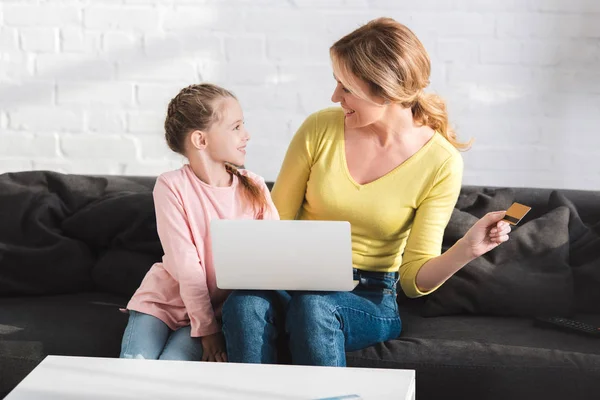 Boldog Anya Lánya Mosolyogva Egymást Miközben Laptop Hitelkártya Internetes Vásárlás — Stock Fotó