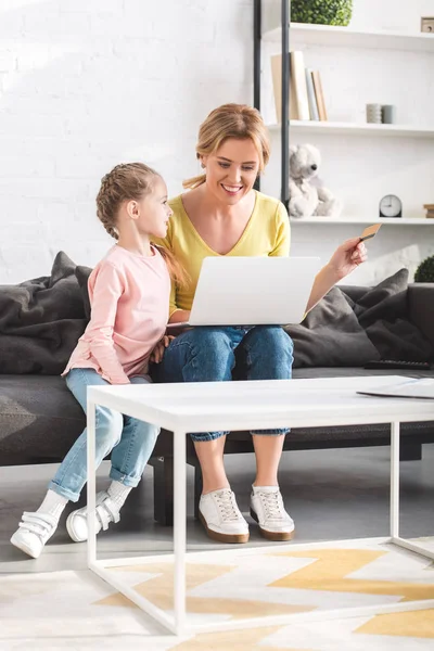 Mooie Lachende Moeder Dochter Online Winkelen Met Laptop Creditcard Thuis — Stockfoto