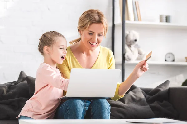 Счастливая Мать Дочь Делают Покупки Онлайн Ноутбуком Кредитной Картой — стоковое фото