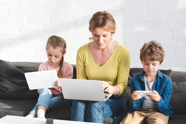 Moeder Prachtige Kinderen Met Behulp Van Digitale Apparaten Thuis — Stockfoto