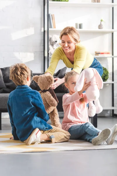 Lycklig Mamma Och Bedårande Små Barn Leker Med Leksaker Hemma — Stockfoto