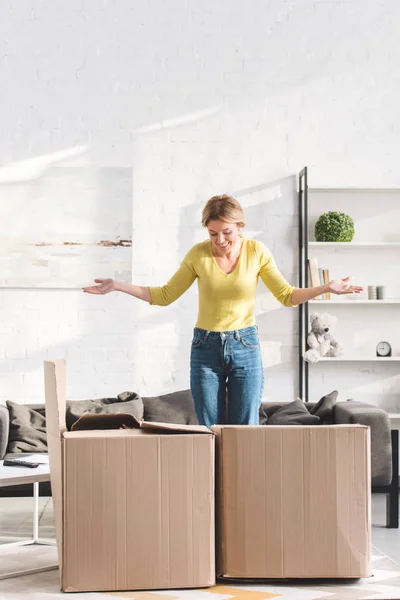 Happy Mother Looking Kids Hiding Cardboard Boxes — Stock Photo, Image