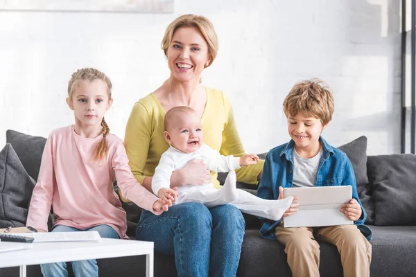 Beautiful Happy Mother Three Adorale Little Kids Sitting Together Sofa — Stock Photo, Image