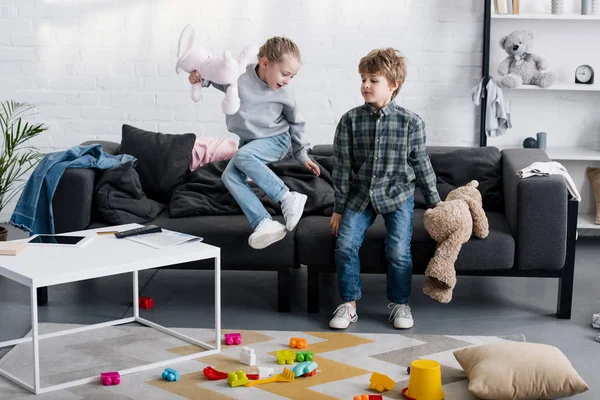 Vidám Testvérpár Játszanak Együtt Játékok Otthon — Stock Fotó