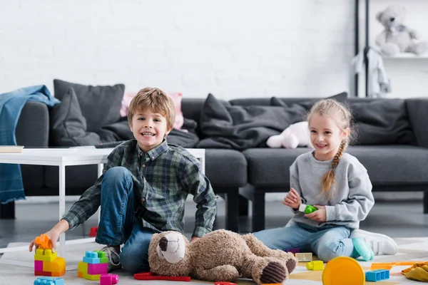 Adoráveis Crianças Felizes Sentadas Chão Brincando Com Brinquedos Casa — Fotografia de Stock