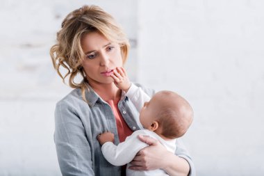yorgun anne holding şirin bebek çocuk evde