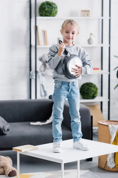 Niño Feliz Pie Mesa Jugando Con Sartén Casa —  Fotos de Stock