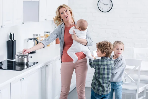 Madre Agotada Con Niño Pequeño Cocinando Mirando Hacia Arriba Mientras — Foto de Stock