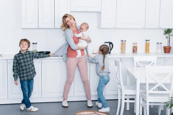 Esausto Madre Con Tre Bambini Guardando Cucina — Foto Stock