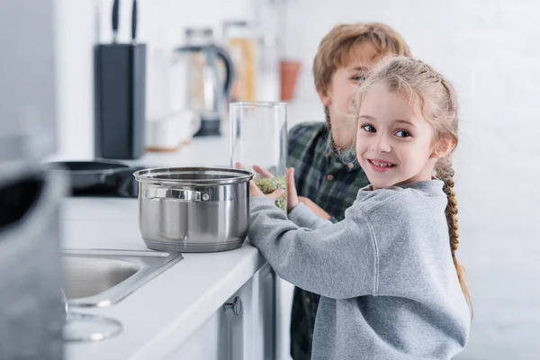 Mignon Souriant Childen Cuisson Ensemble Dans Kictehn — Photo