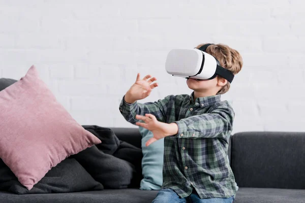 Schattige Kleine Jongen Zittend Bank Met Behulp Van Virtual Reality — Stockfoto