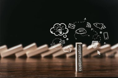 seçici odak kelime 'özelleştirme' ve siyahta izole simgeleri ile ahşap tuğla