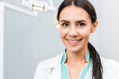 gülümseyen kadın diş hekimi diş kliniği, yakın çekim