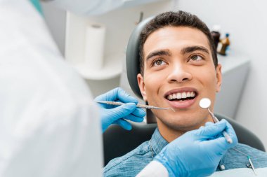  diş kliniğinde muayene sırasında neşeli Afro-Amerikan adamla 