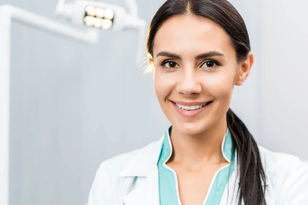 Close Van Lachende Vrouwelijke Tandarts Tandheelkundige Kliniek — Stockfoto