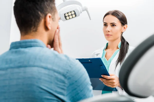 Selective Focus Female Dentist Standing Clipboard African American Patient Toothache — Stock Photo, Image