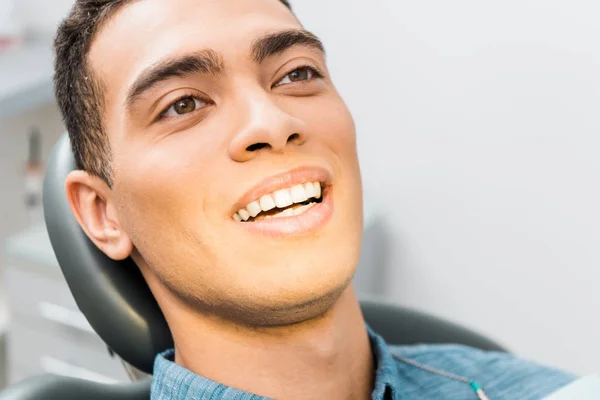 Primer Plano Sonriente Afroamericano Hombre Clínica Dental — Foto de Stock