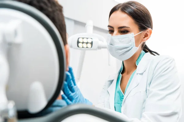 Γυναίκα Οδοντίατρος Εξετάζει Ασθενή Μάσκα — Φωτογραφία Αρχείου