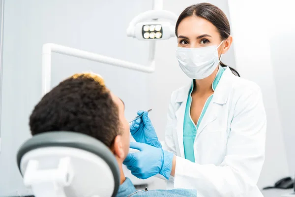 Female Dentist Latex Gloves Mask Examining African American Patient — Stock Photo, Image