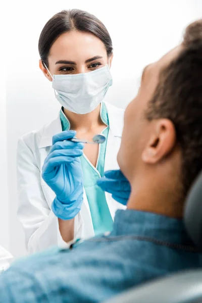 Enfoque Selectivo Del Estomatólogo Femenino Guantes Látex Mascarilla Examinando Paciente — Foto de Stock