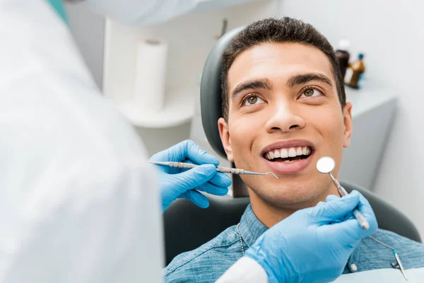 Homem Americano Africano Alegre Com Durante Exame Clínica Dental — Fotografia de Stock