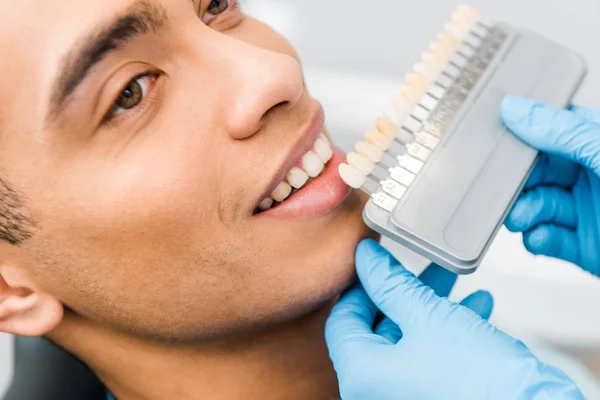 Primo Piano Allegro Uomo Africano Americano Sorridente Vicino Tavolozza Dei — Foto Stock